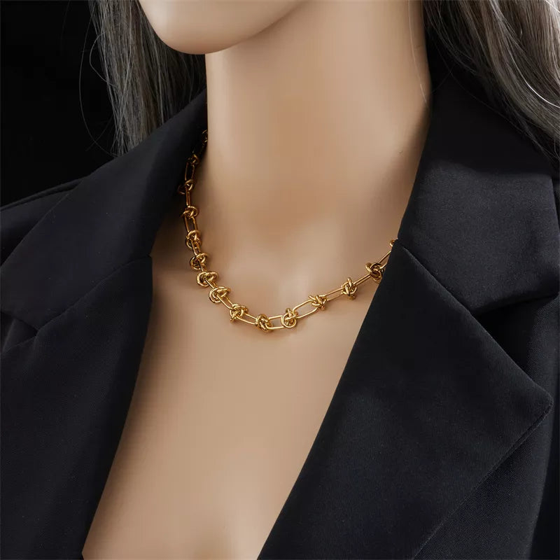 Collier noué